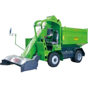 Self-propelled manure removal truck