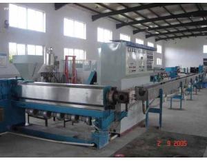 Plastic extruders for extruding PVC, PE or XLPE insulating layer onto wires and cables