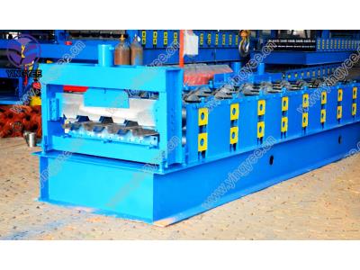 Floor deck roll forming machine