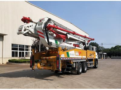 XCMG 52m tow truck mounted concrete pump HB52V with HOWO chassis for sale 