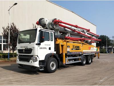 XCMG 52m tow truck mounted concrete pump HB52V with HOWO chassis for sale 