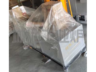 Multifunctional mobile high and low temperature experimental quenching tank