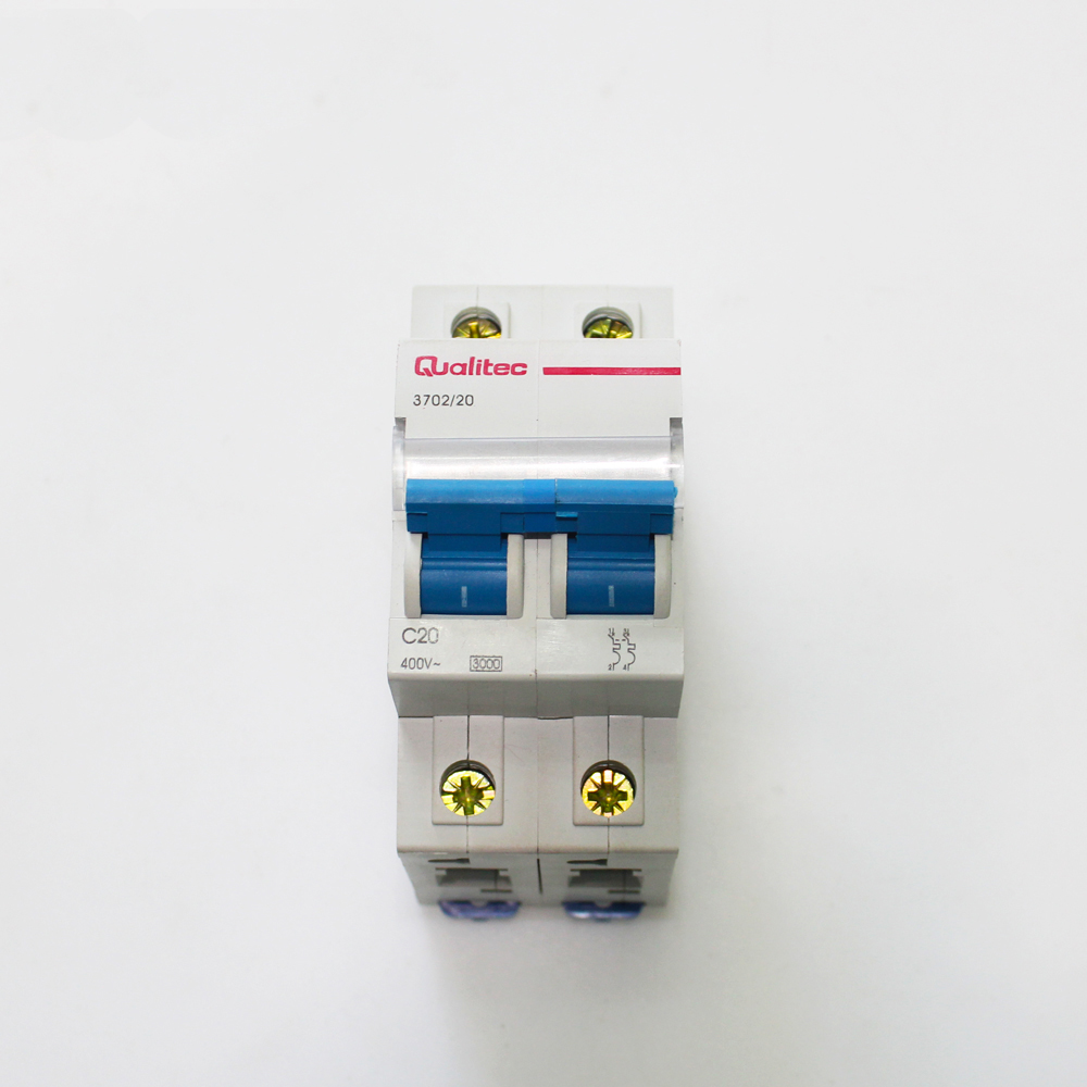 Small low voltage circuit breaker