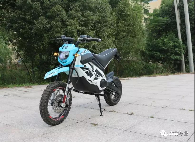 Offroad Leisure Electric Scooter Motorcycle with Lithium Battery for Adult Ce 1200W