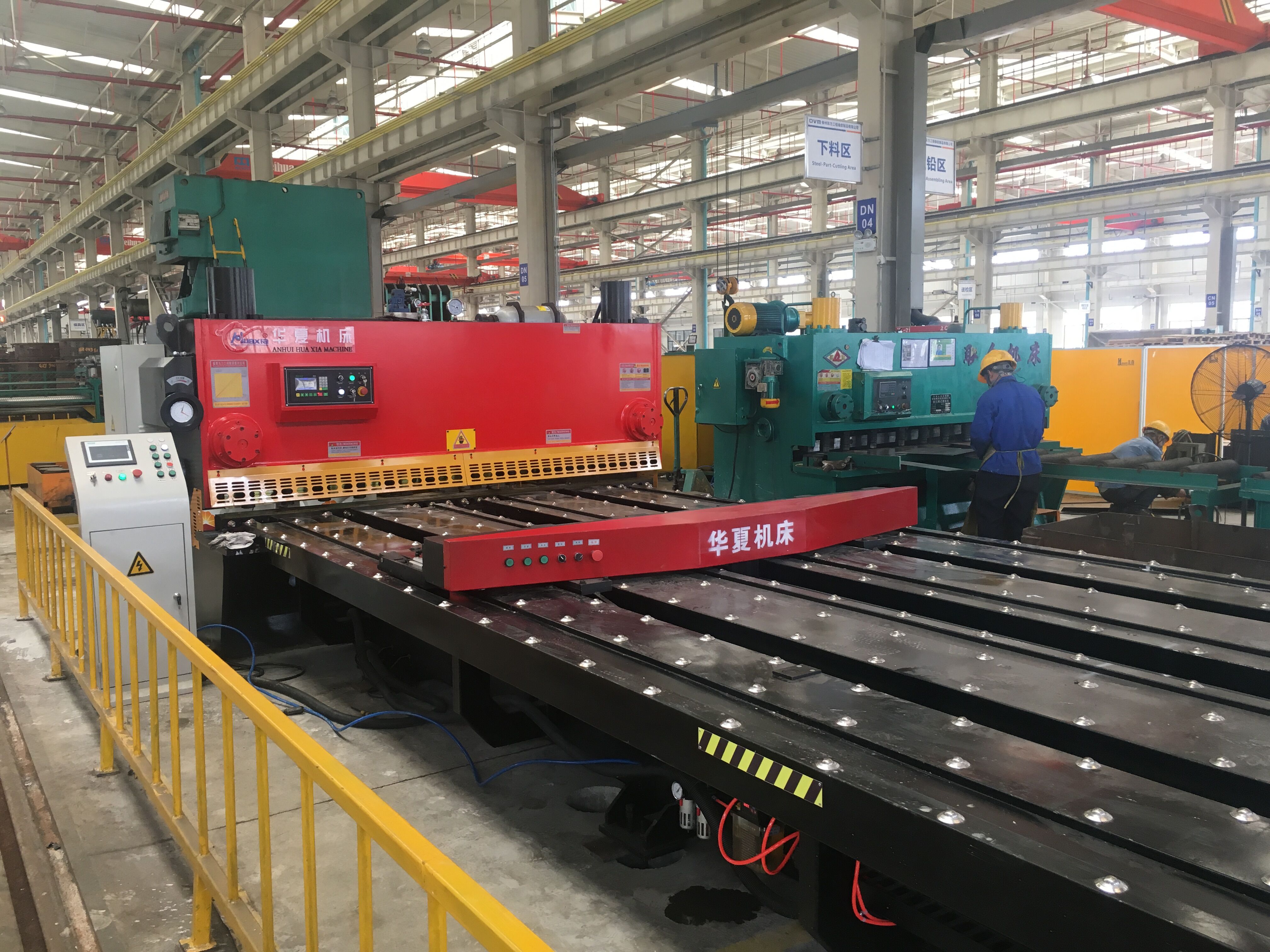HYDRAULIC GUILLOTINE SHEARING MACHINE WITH FEEDING SYSTEM