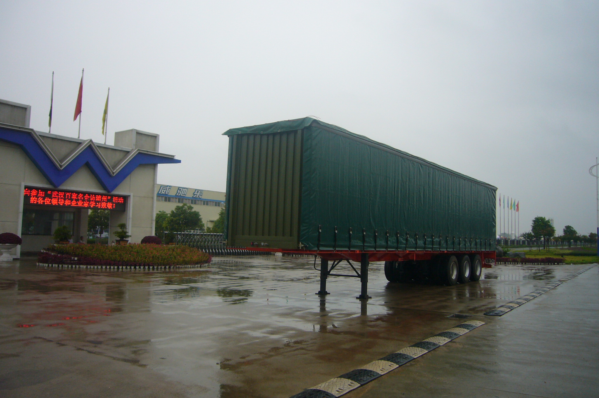 3-Axle Curtain Side Semi Trailer for beer/milk/cola