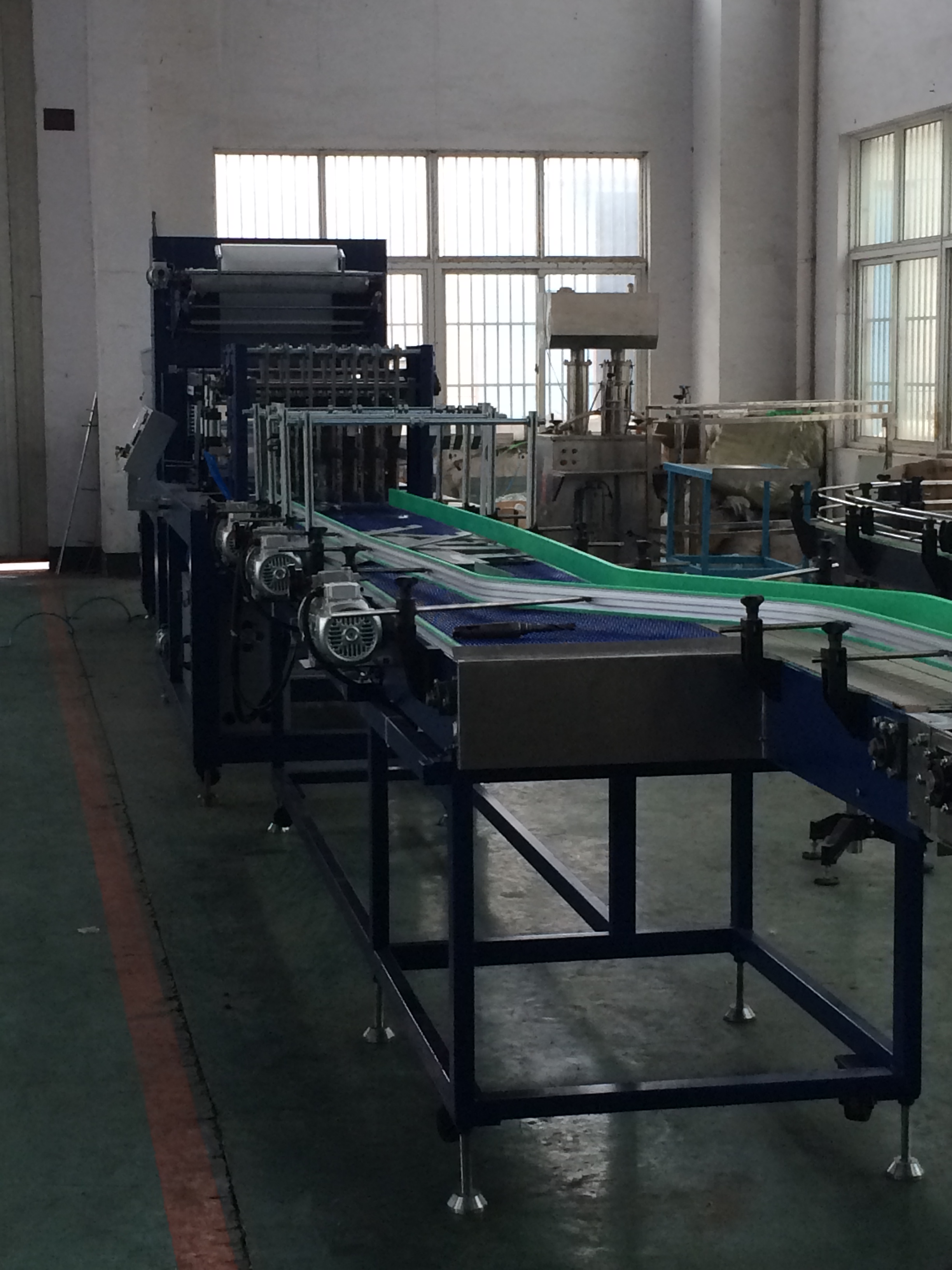 PE film shrinking packing machine