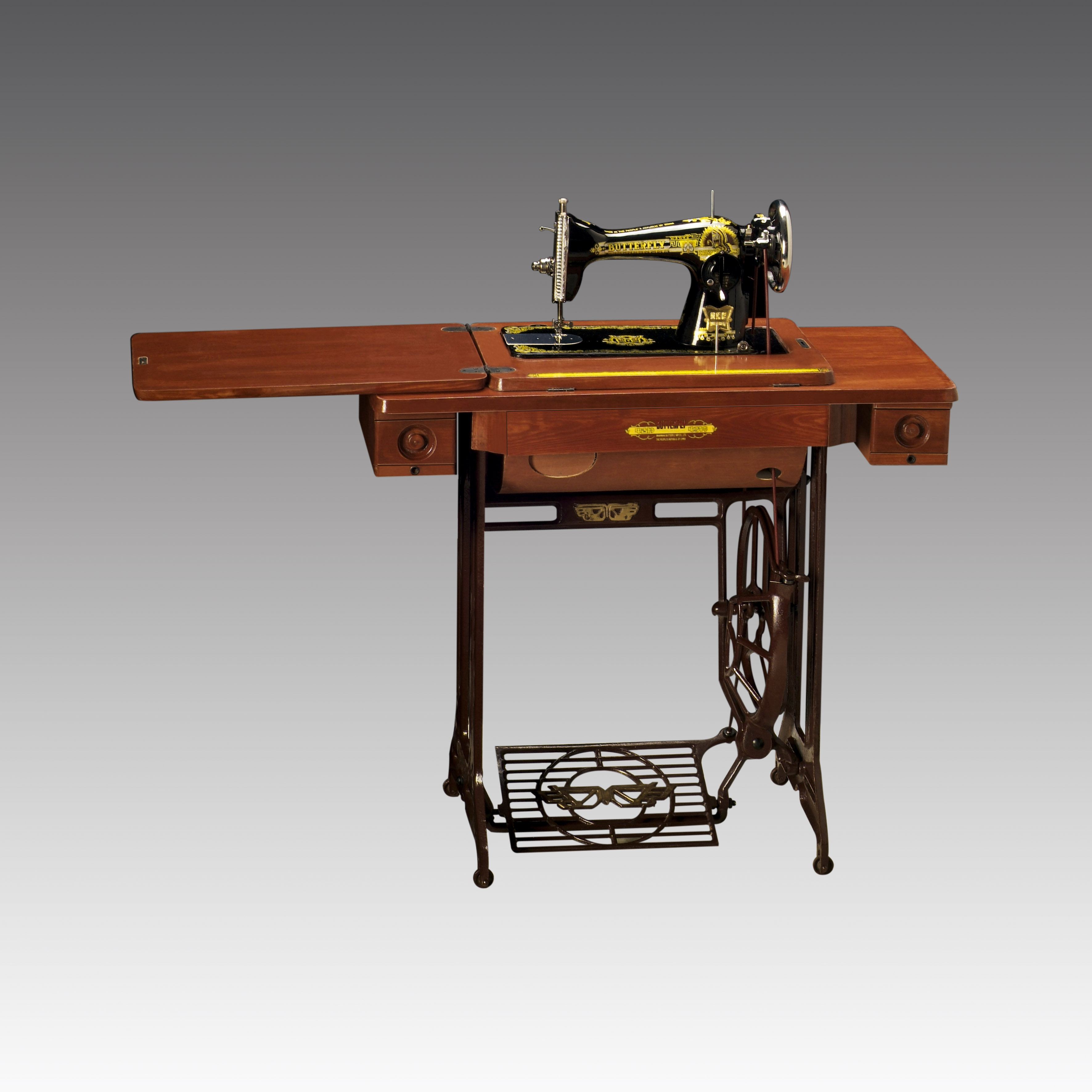 TRADITIONAL DOMESTIC SEWING MACHINE