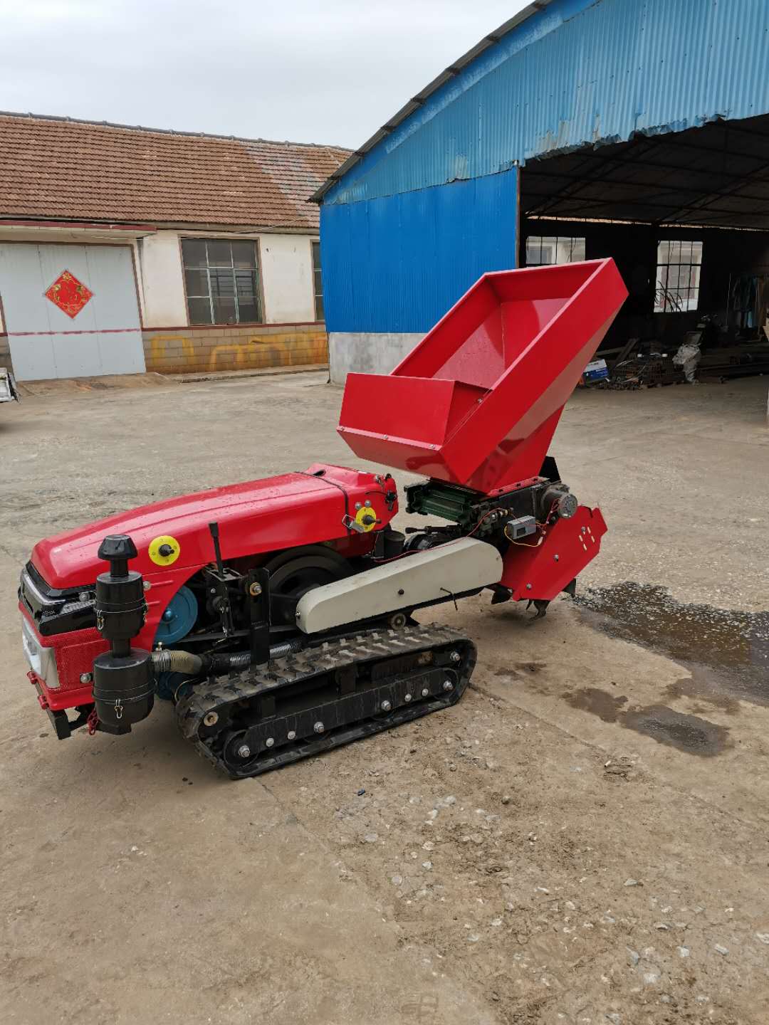 Self-propelled multi-function fertilizing machine