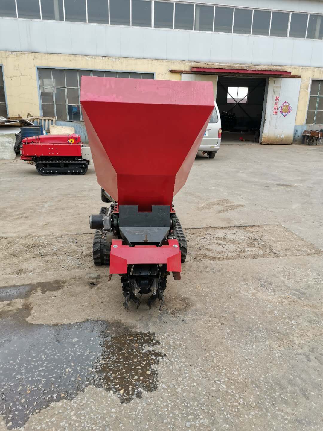 Self-propelled multi-function fertilizing machine