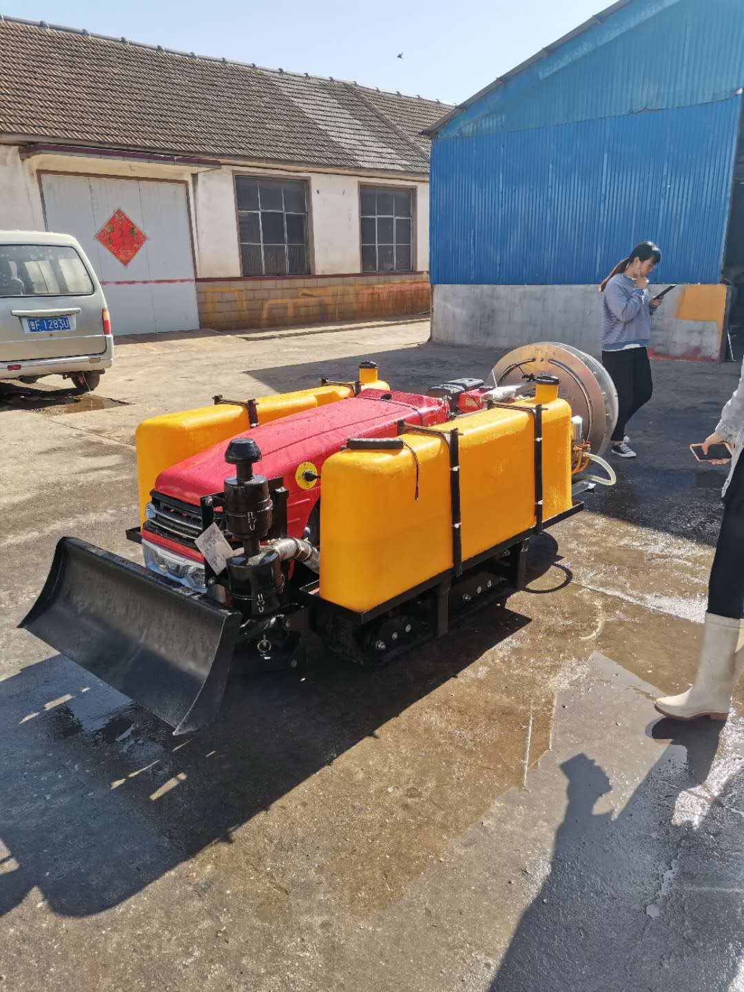 Self-propelled crawler spray insecticide machine