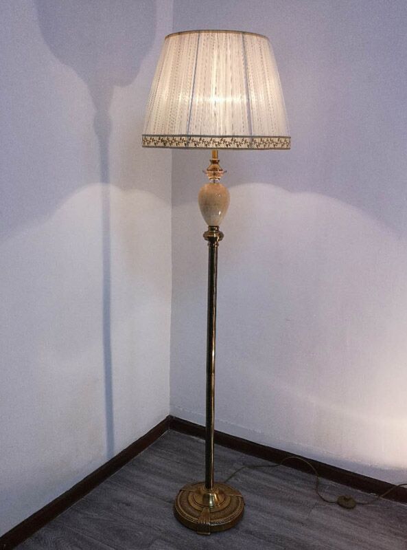 FLOOR LAMP