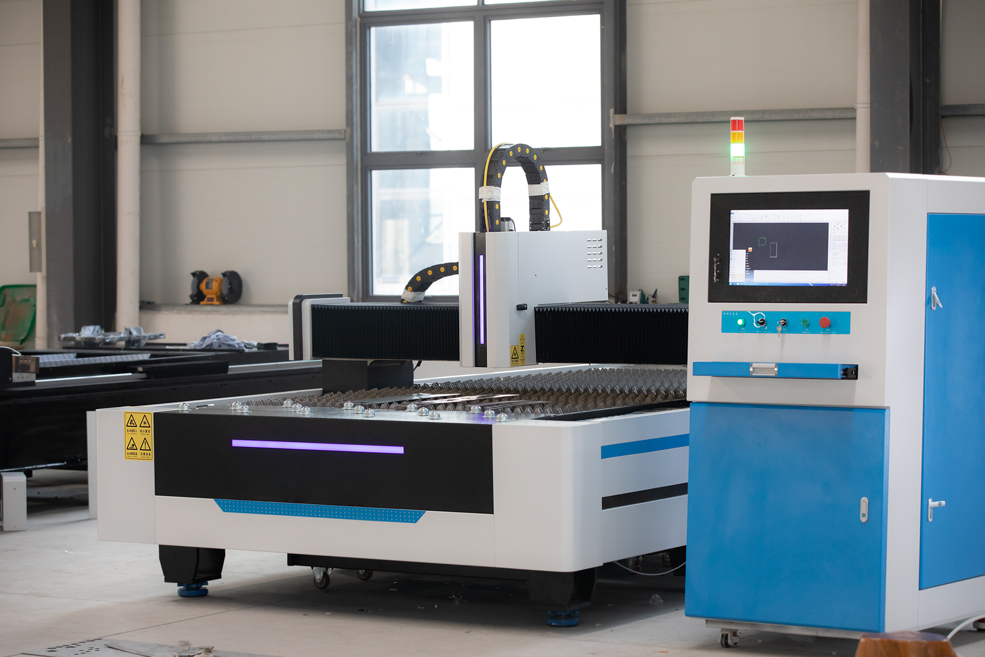 Sheet metal fiber laser cutting machine