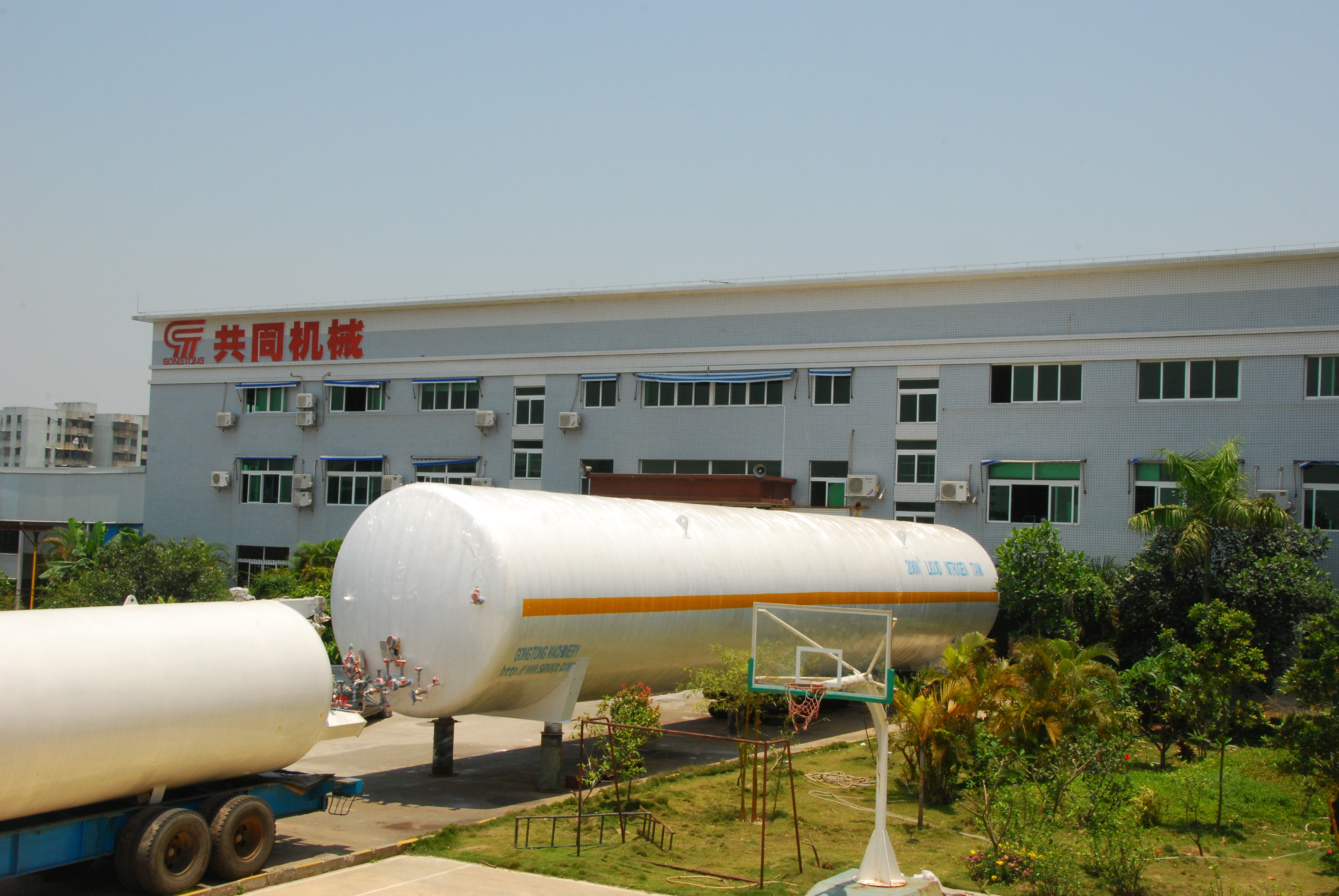 Horizontal cryogenic storage tank