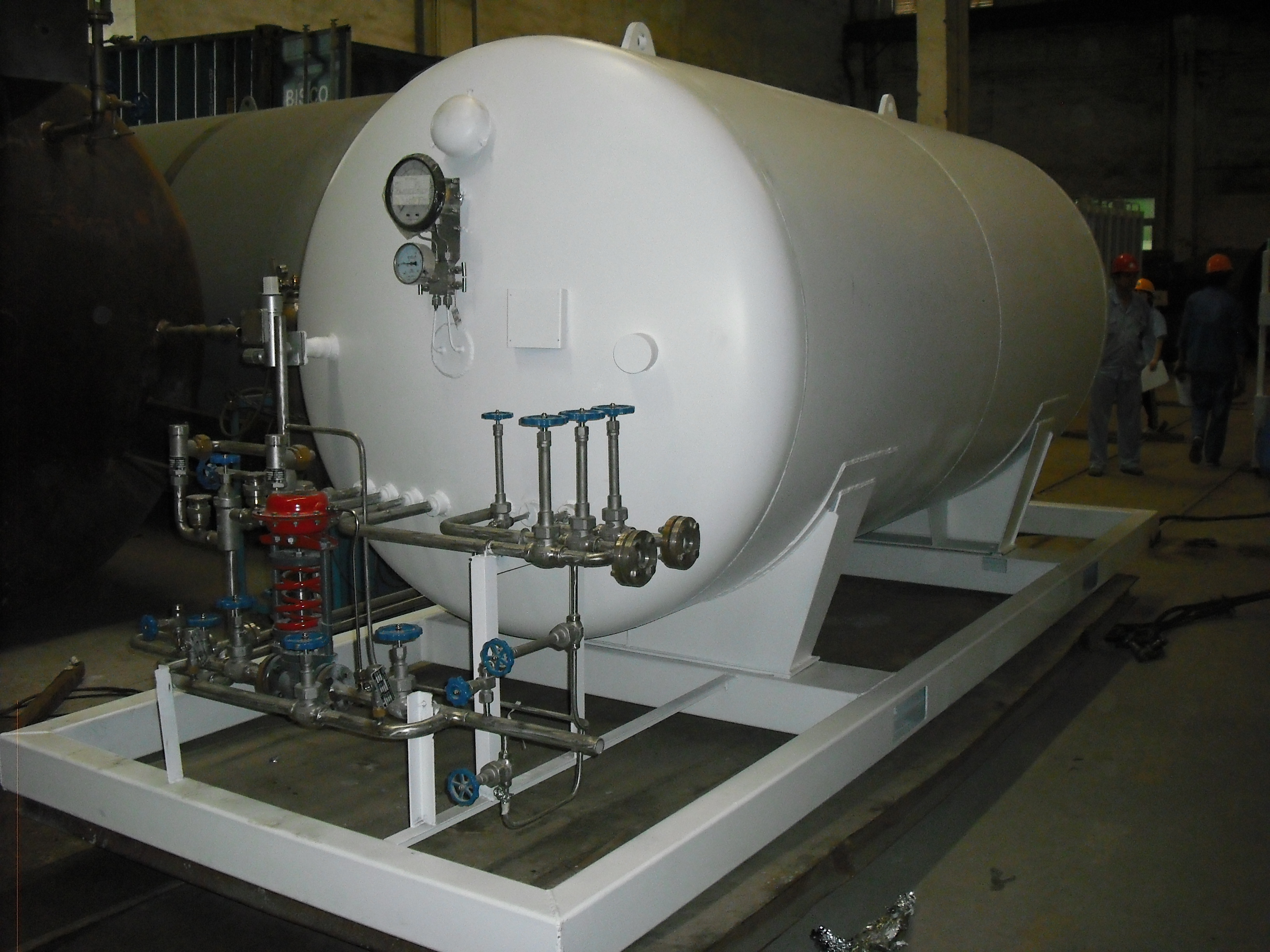 Horizontal cryogenic storage tank