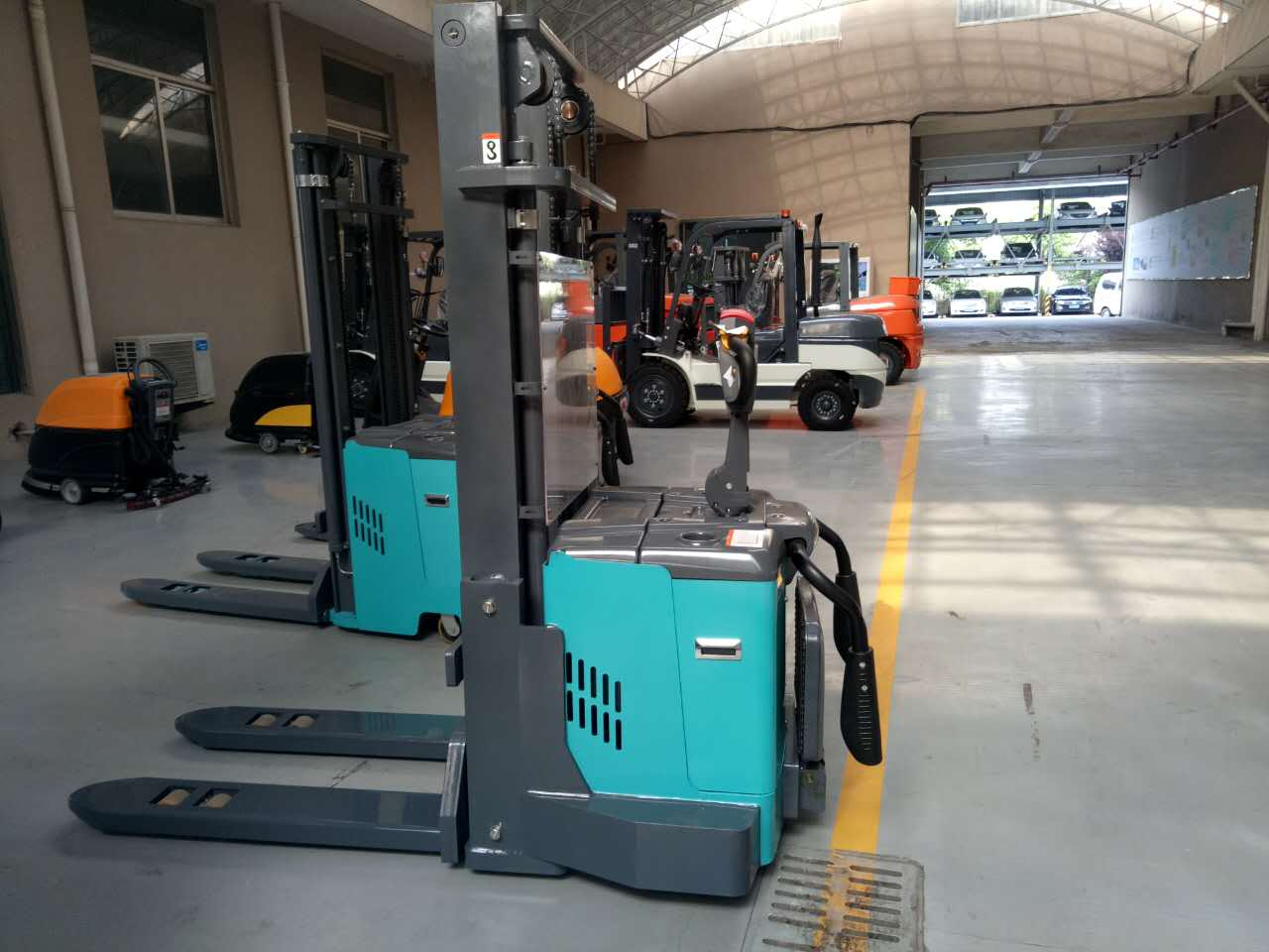 1.8-2ton Electric stacker stand-on