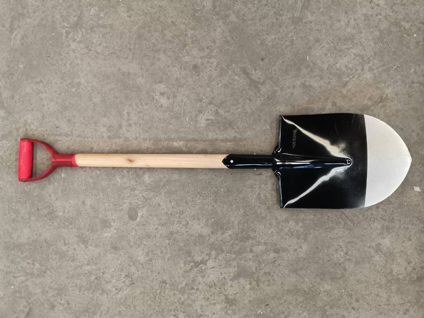 SHOVEL WITH WOOD HANDLE