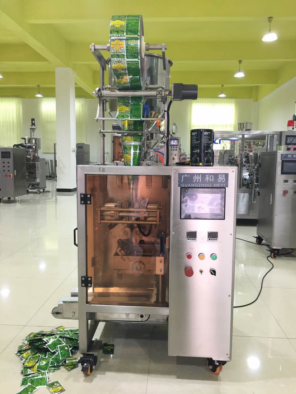 Full pneumatic liquid packaging machine
