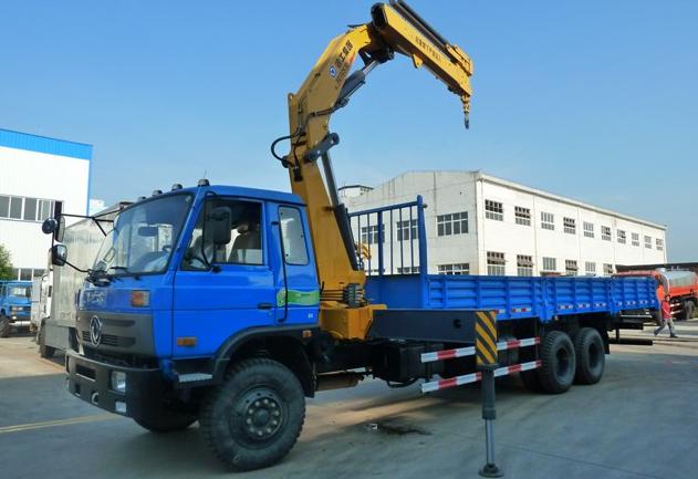 8 tons truck with crane