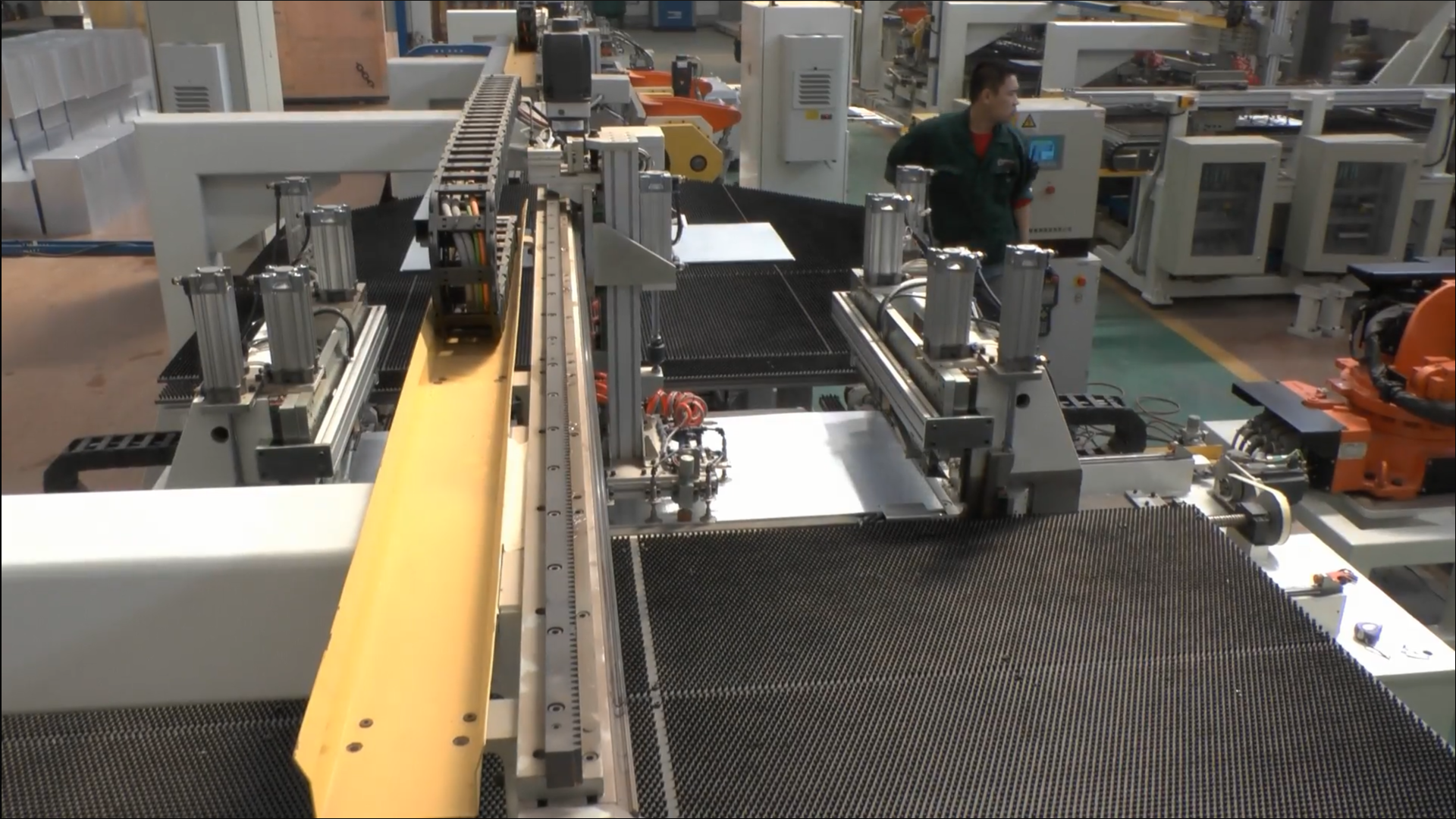 Automatic assembly plant chest freezer production