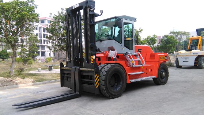 18 ton forklift red 2.jpg