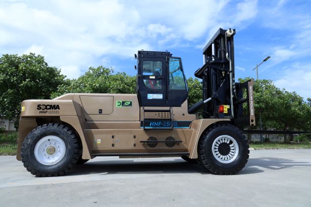 electric 25 ton forklift 1.JPG