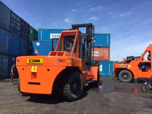 28 ton forklift 2.jpg